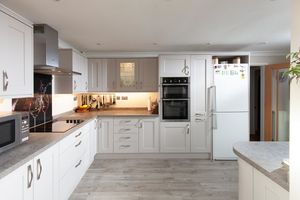 Kitchen (1)- click for photo gallery